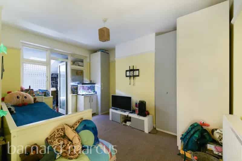 3 Bedroom End Terraced House in Central Morden