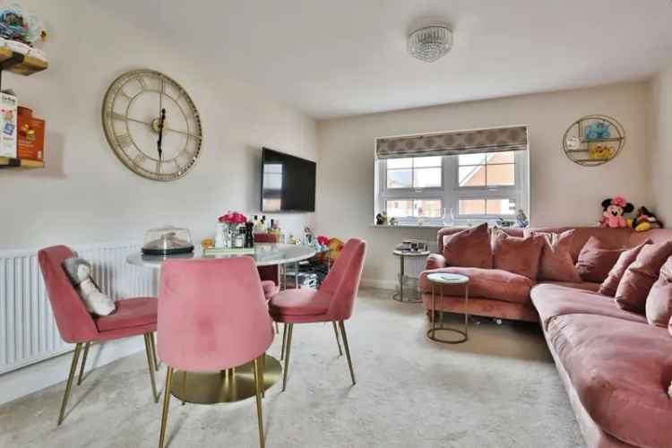 Modern 2-Bed Coach House in Hamworthy with Garage and Parking