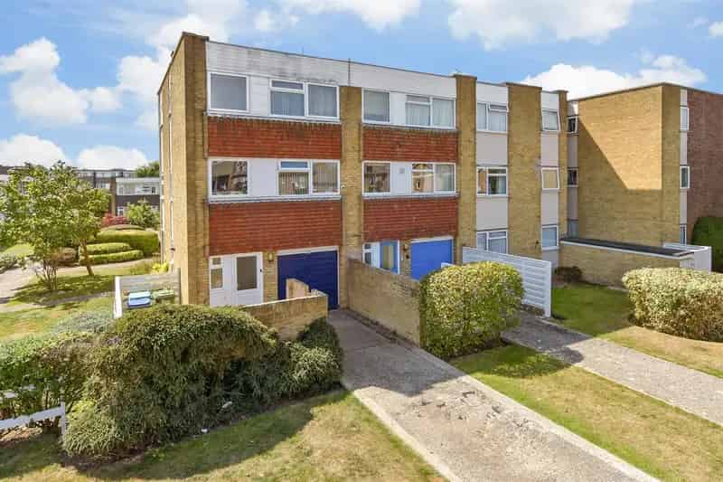 3 bedroom town house for sale