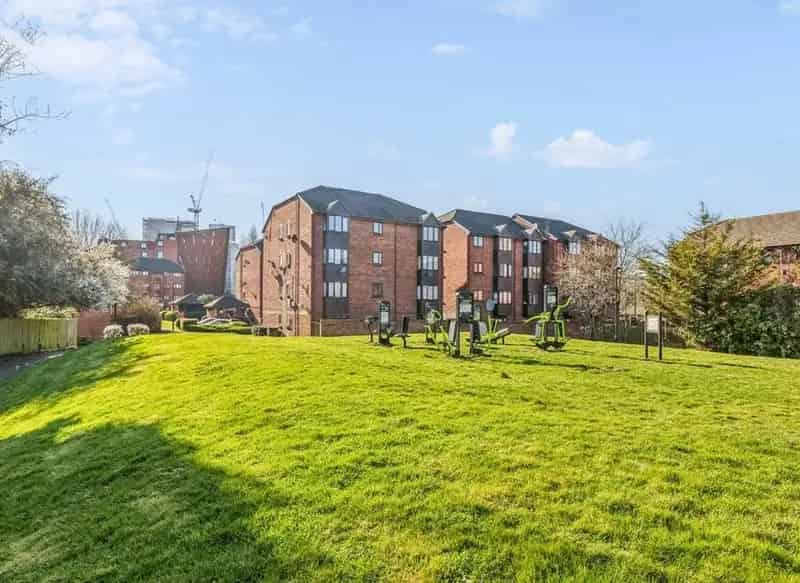 One Bedroom Apartment Near Acton Main Line Station