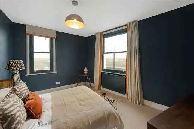 2-Bed Notting Hill Duplex Apartment with Roof Terrace