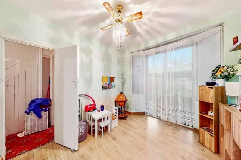 3 Bedroom Semi-Detached House For Sale Near Hounslow Stations