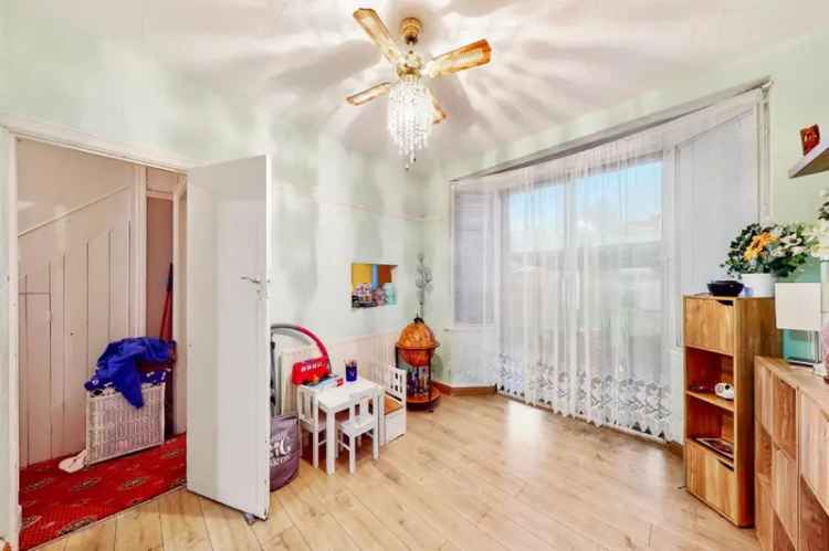 3 Bedroom Semi-Detached House For Sale Near Hounslow Stations