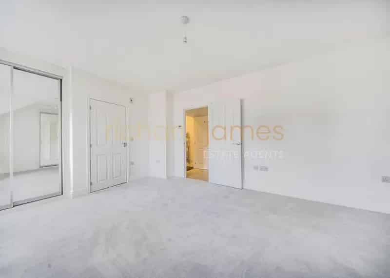 2 Double Bedroom Flat for Sale Mill Hill Broadway