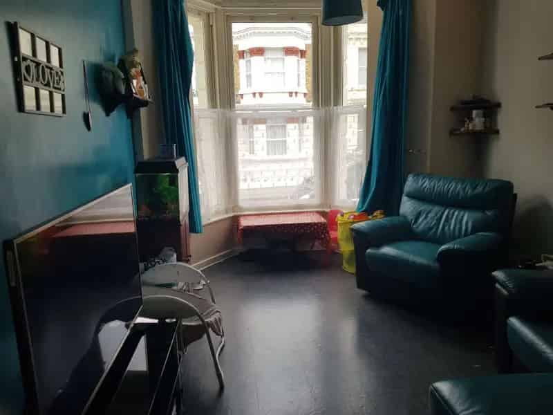 Spacious Ground Floor Property with Bay Windows and Ample Amenities