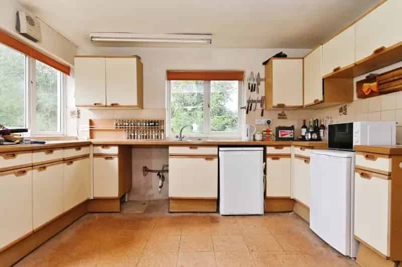 16th Century 4-Bed Home with 3-Acre Field and Outbuilding