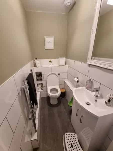 3 Bed House with Log Cabin and Modern Bathroom