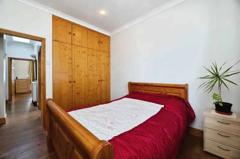 Six Bedroom Chalet Bungalow Near Goodmayes Seven Kings Stations