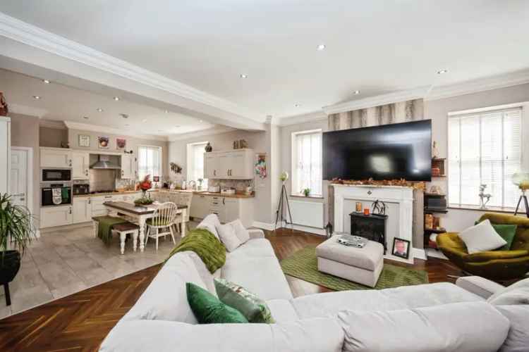 4 Bedroom Family Home with 3 En-Suites and Large Garden