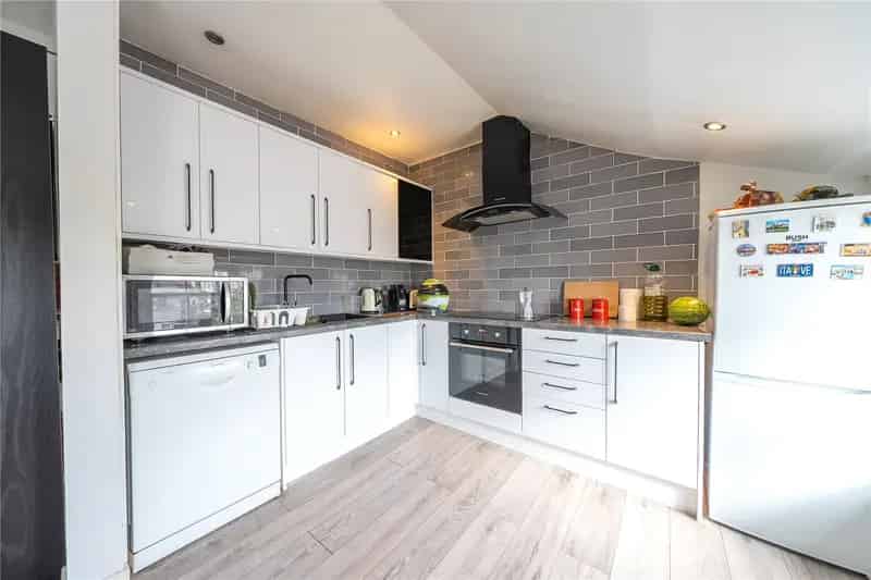 2 Bed Top Floor Apartment Near Leeds University Gated Parking
