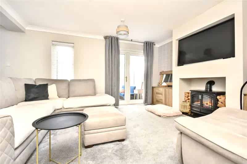 Spacious 3-Bed End Terrace House with Conservatory and Garage