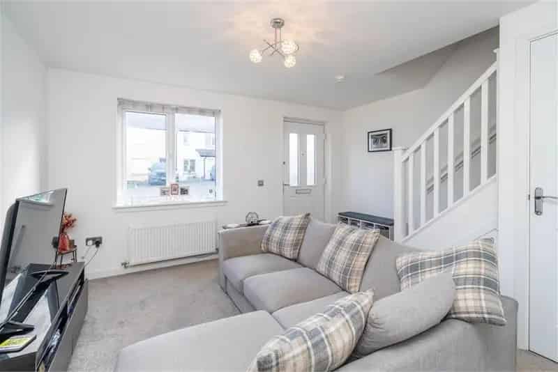 2 Bed Terraced House Near Schools and Rail Station
