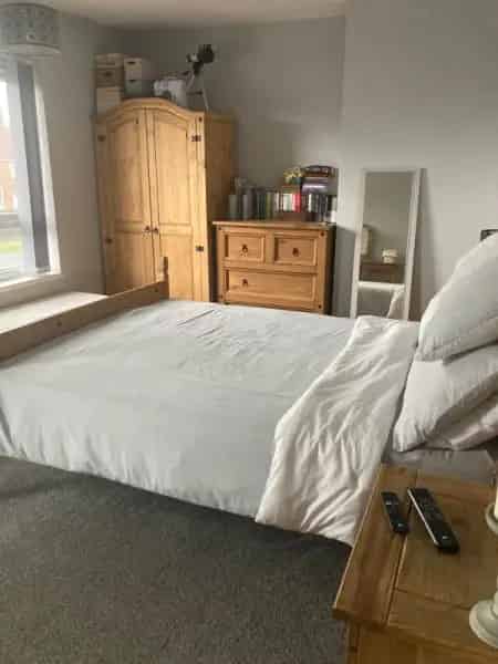 3 Bed Semi Detached House with Garden and Integrated Kitchen