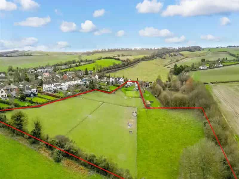 5 Bedroom Detached House with 5.42 Acre Plot and Equestrian Facilities