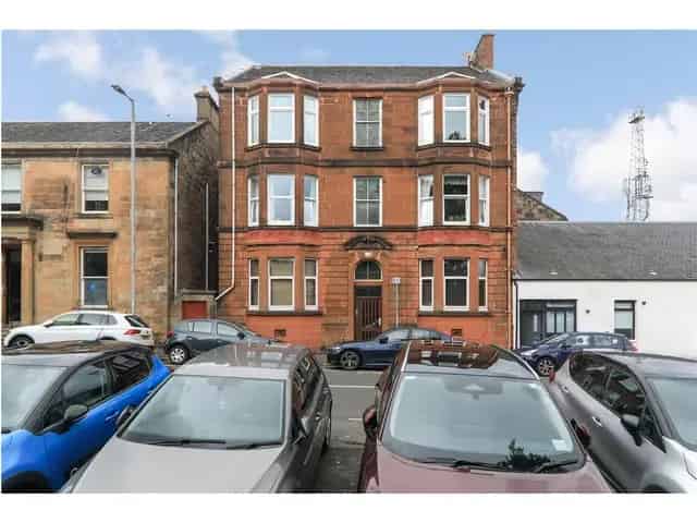 3 Bedroom Flat for Sale in Traditional Red Sandstone Building