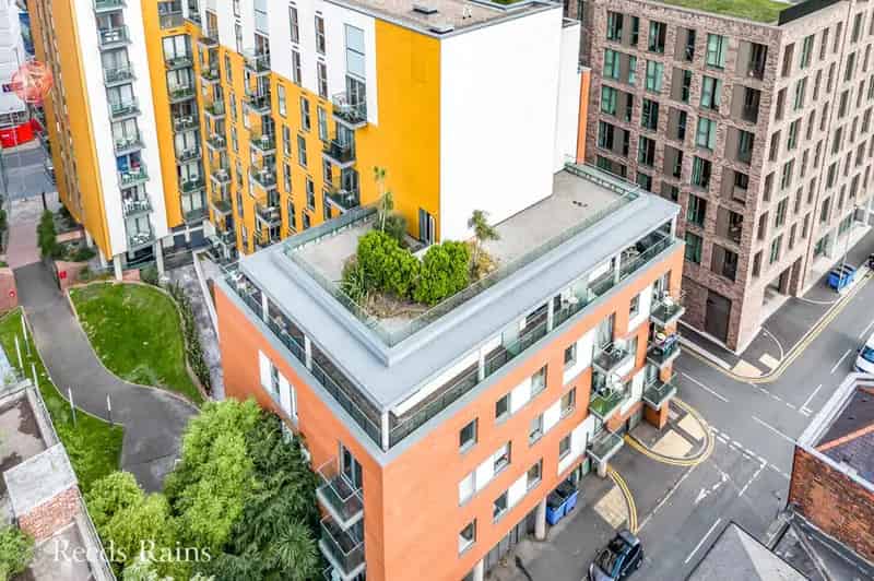 2 Bedroom Flat for Sale Manchester M4 Skyline Central Balcony Parking Pool Gym