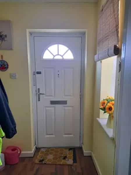 2 Double Bedroom House Near Shops and Bus Stops