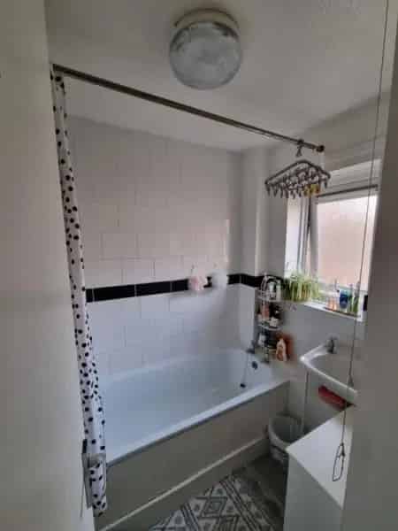 Large 2 Bed House with Private Parking and Play Park