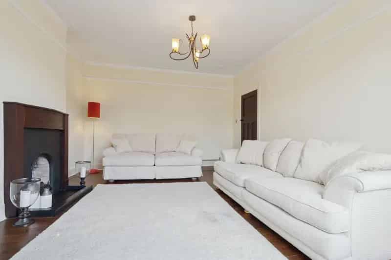 Spacious 3-Bedroom Apartment in Comely Bank
