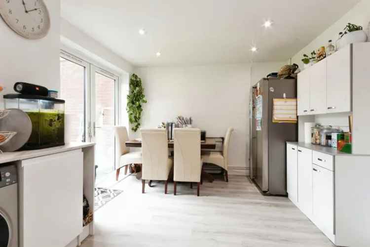 3 Bed Semi Detached House with Garage Near Shops and Schools