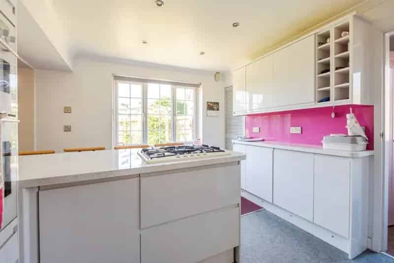 4 Bedroom House with Triple Aspect Living Room and Private Garden