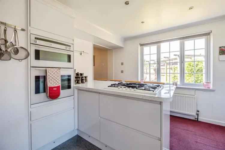 4 Bedroom House with Garden and Modern Kitchen