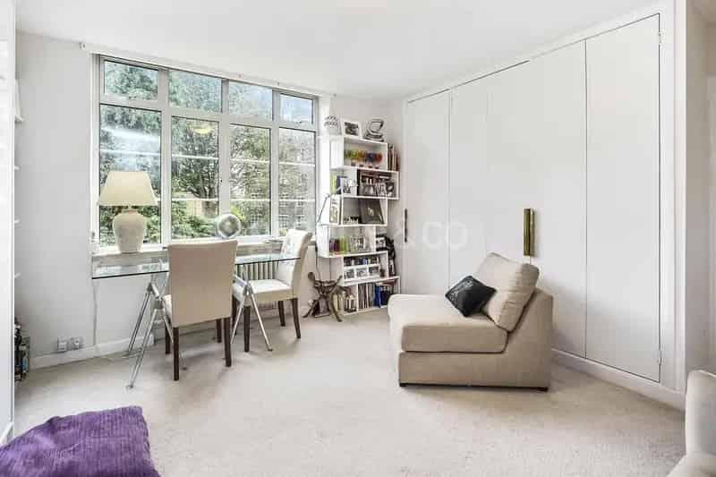 Spacious Studio Flat to Rent - Furnished Upper Floor