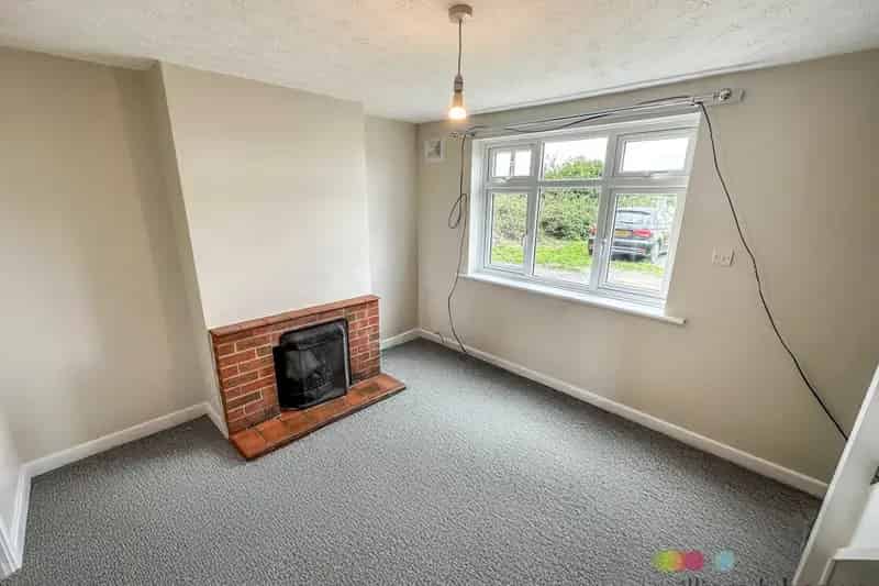 2-Bed Terraced House Rural Setting Near Green Spaces