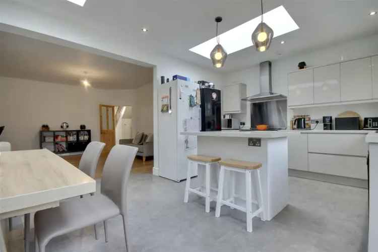 3 Bedroom Victorian House with Garage To Rent