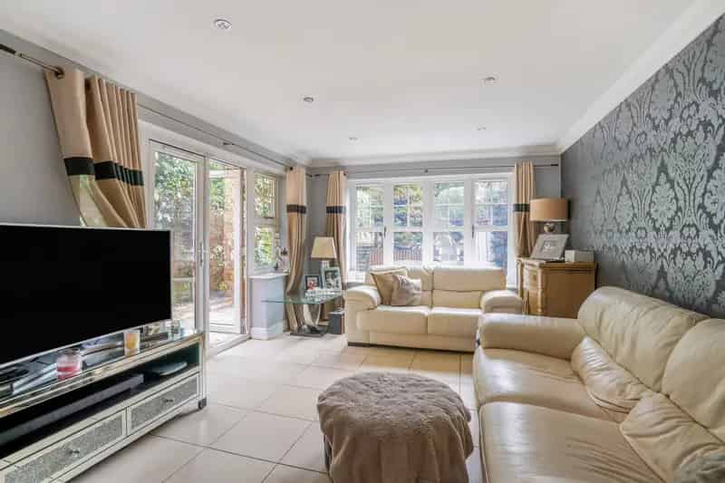 Semi-Detached House for sale with 3 bedrooms, Dorney Wood Road Burnham, Buckinghamshire