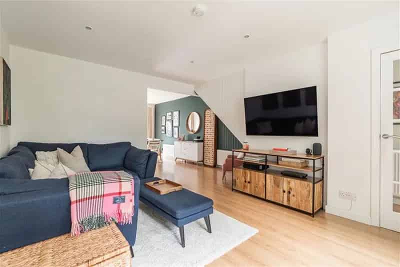 3 Bed Terraced House with Garden and Carport