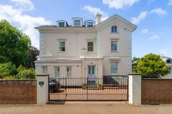 Luxury 3-Bed Apartment Cheltenham - Private Garden & Parking