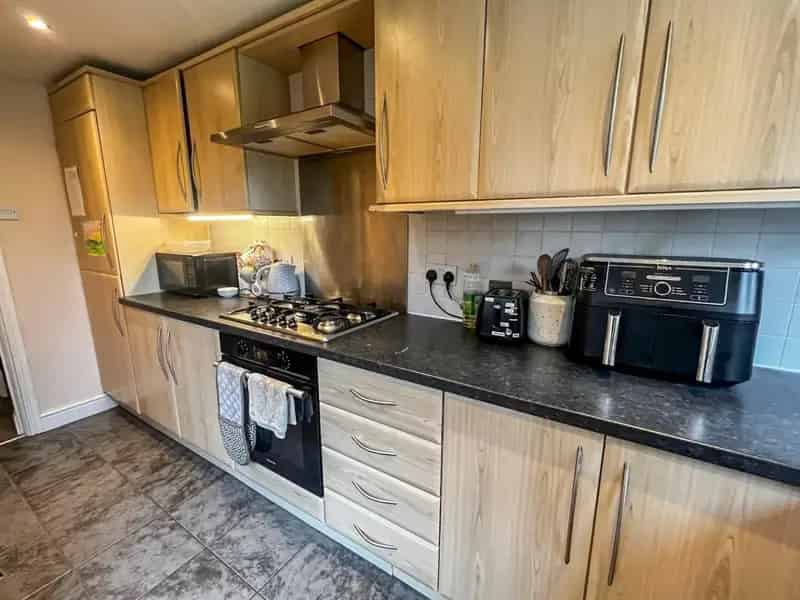 4 Bedroom House To Let Near Queen Elizabeth Hospital