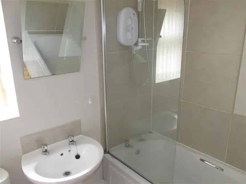 3 Bedroom Flat Loughor Modern Spacious Allocated Parking