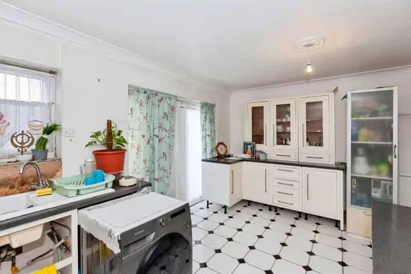 Three Four Bedroom Semi Detached House  Slough Annex GCH Parking