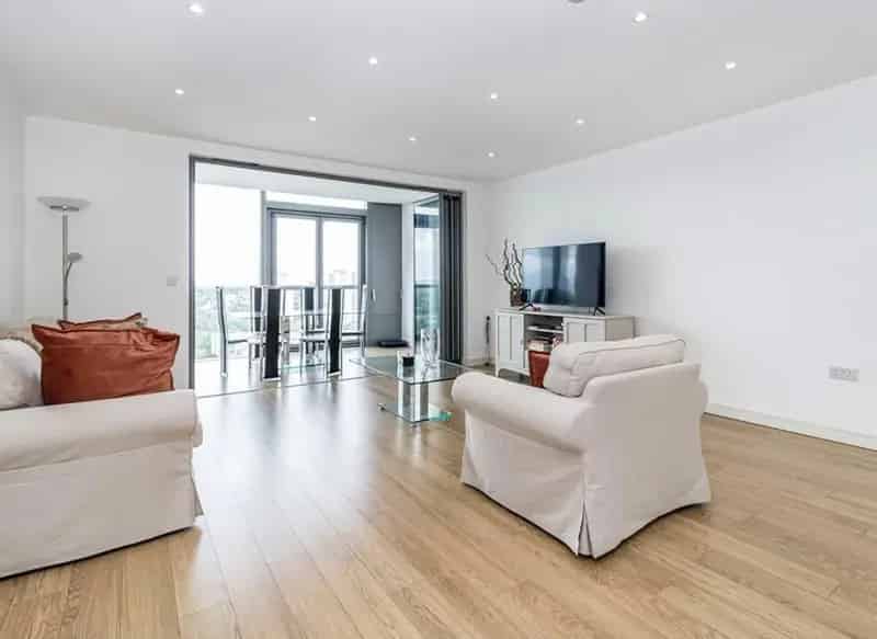 Modern 2-Bed Apartment Near Brentford Station