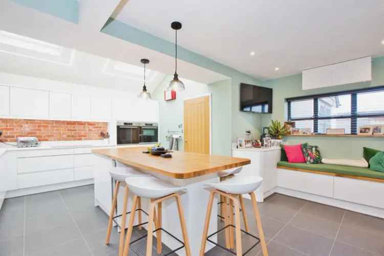 5 Bedroom Family Home with Versatile Living Space and Modern Amenities