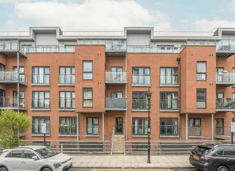 One Double Bedroom Apartment Near Bow Road and Mile End Tube Stations