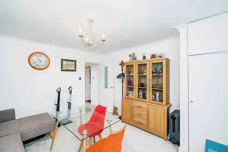Heene 2-Bed Apartment with Balcony and Garage Near Seafront
