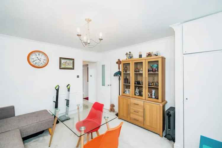 Heene 2-Bed Apartment with Balcony and Garage Near Seafront