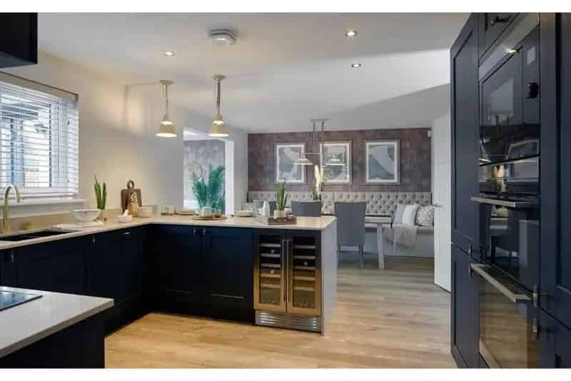 5 Bed Detached House with Garden Room and Integral Garage