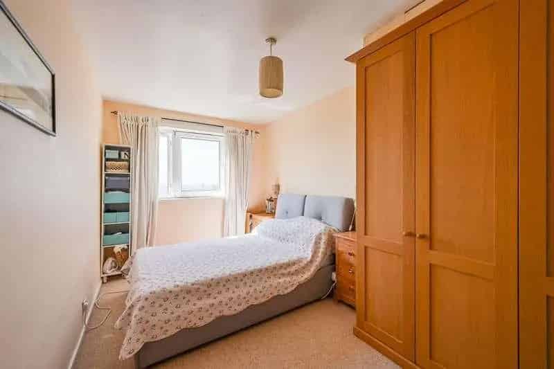 2 bed flat for sale
