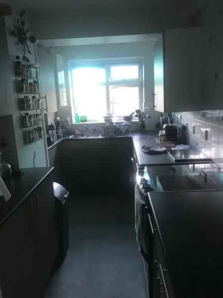 1st Floor Maisonette Two Double Bedrooms Near Schools Shops Station