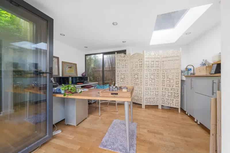 2 Bedroom End of Terrace House Brixton
