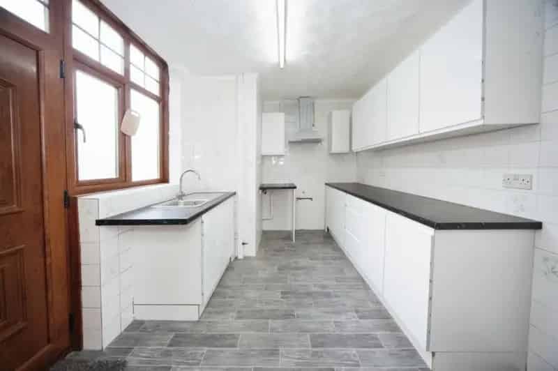 3 Bedroom Semi-Detached House with Garage and Garden