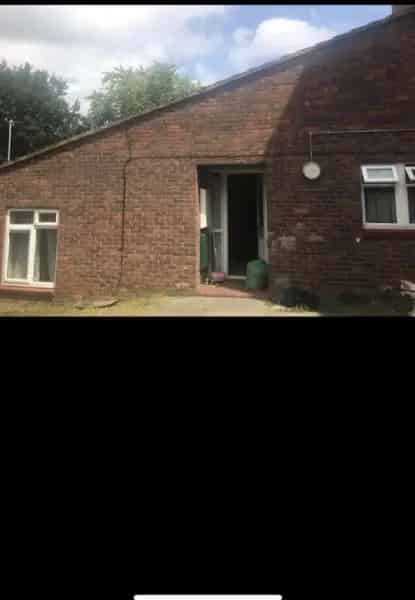 2 Bed Bungalow Near School Shops Train Station