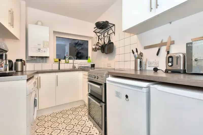 Spacious 2-Bed Apartment with Garage Near Amenities