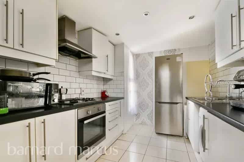 Two Double Bedroom Maisonette Conversion Near Transport Links