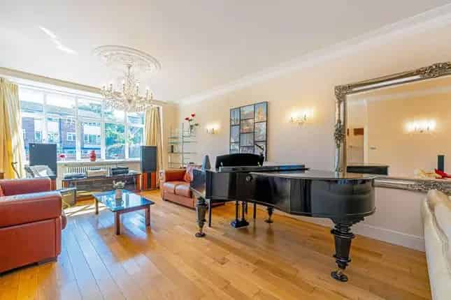 5 Bedroom Detached House for Sale in Strawberry Hill Twickenham