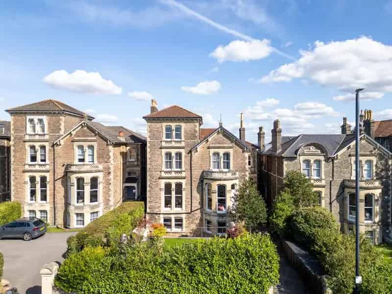 2 Bedroom Flat for Sale Stunning Downs Views Garage Garden